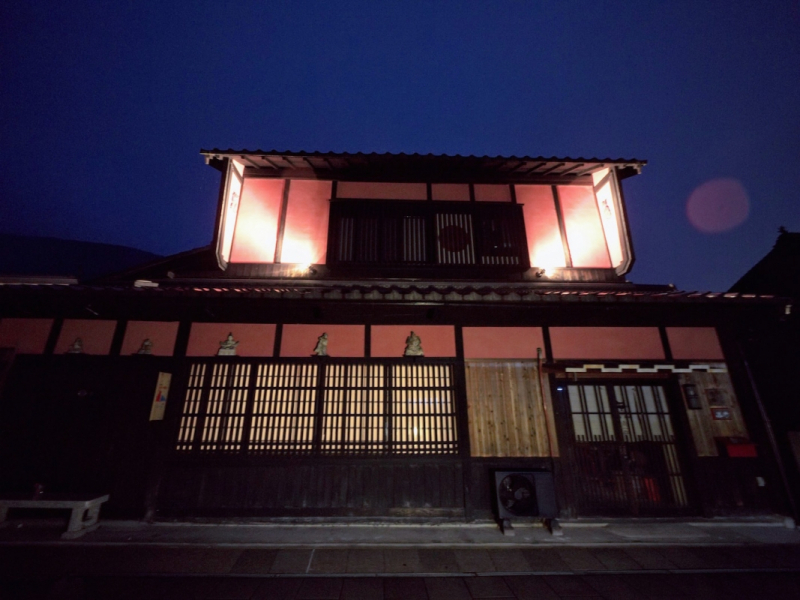 Aka-neko Himiko-kura exterior
