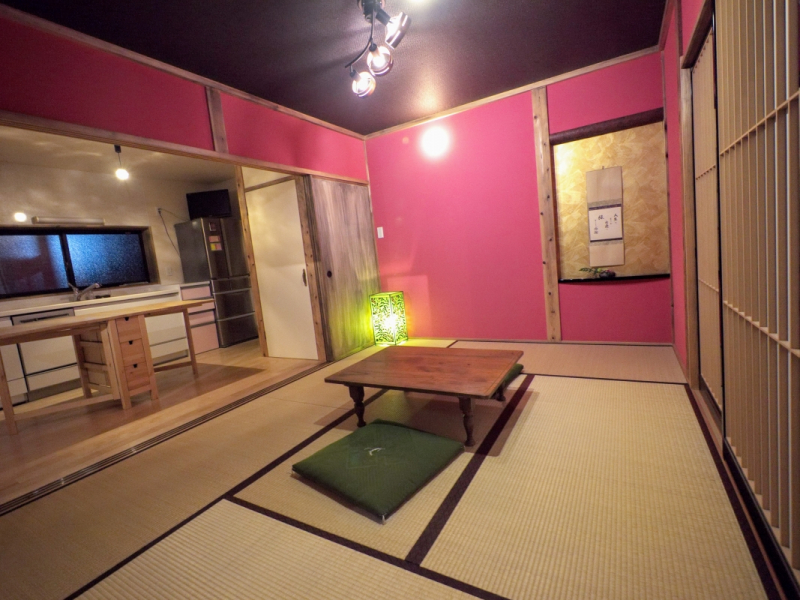 Aoi-neko Himiko-kura guesthouse living and kitchen in Miyoshi, Hiroshima