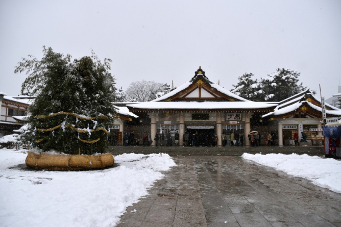 Snowbound tondo festival at Gokoku Shrine, Hiroshima