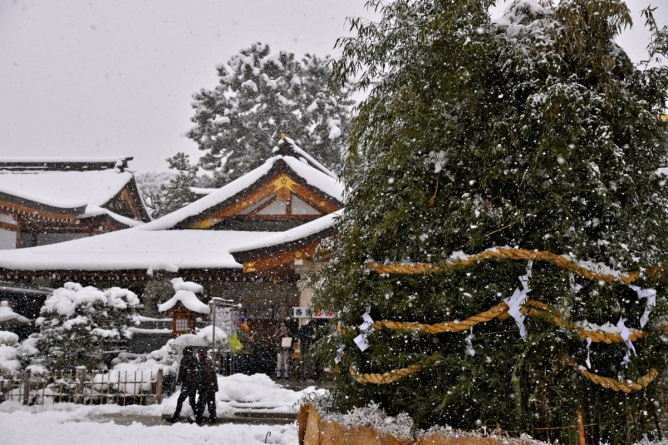 Snowbound tondo festival at Gokoku Shrine, Hiroshima