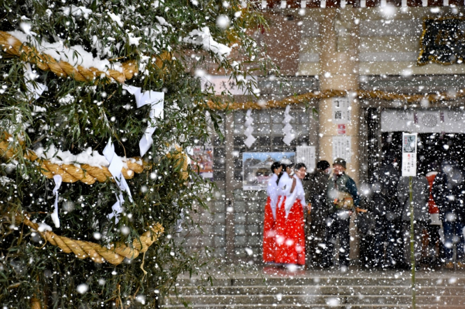 Snowbound tondo festival at Gokoku Shrine, Hiroshima