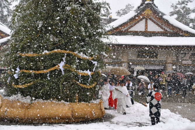 Snowbound tondo festival at Gokoku Shrine, Hiroshima