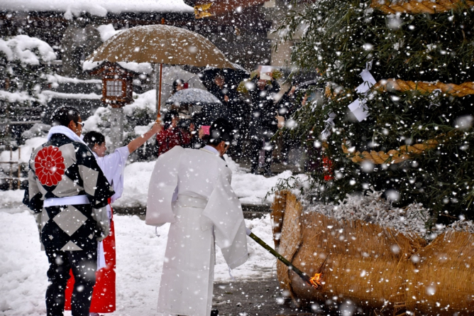 Snowbound tondo festival at Gokoku Shrine, Hiroshima
