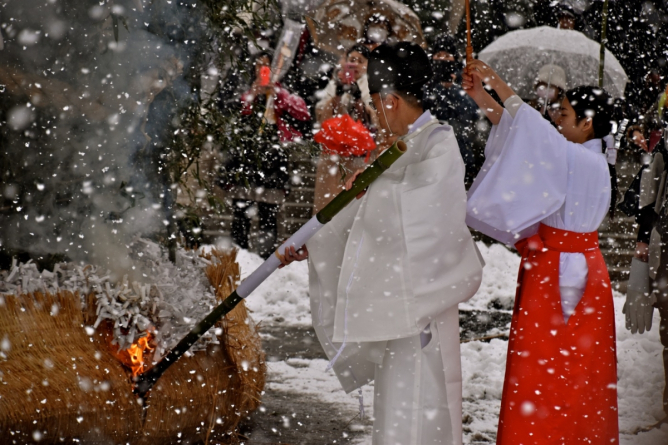 Snowbound tondo festival at Gokoku Shrine, Hiroshima