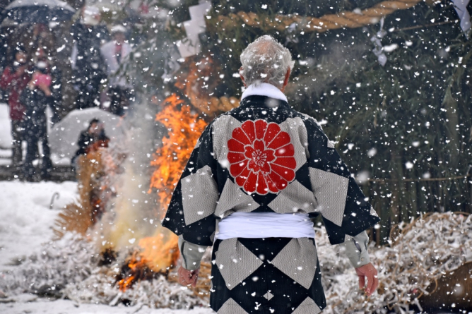 Snowbound tondo festival at Gokoku Shrine, Hiroshima