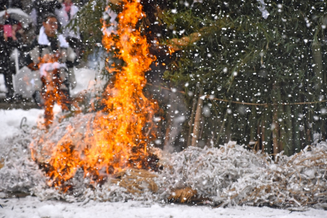 Snowbound tondo festival at Gokoku Shrine, Hiroshima