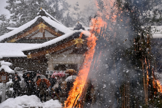 Snowbound tondo festival at Gokoku Shrine, Hiroshima