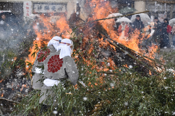 Snowbound tondo festival at Gokoku Shrine, Hiroshima