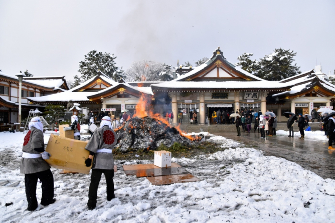 Snowbound tondo festival at Gokoku Shrine, Hiroshima
