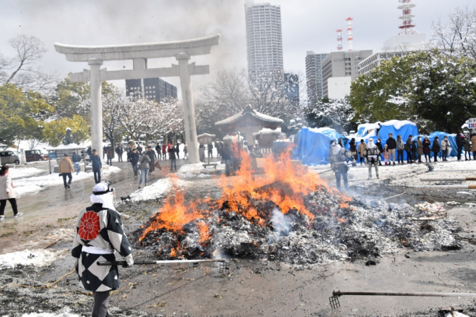 Snowbound tondo festival at Gokoku Shrine, Hiroshima