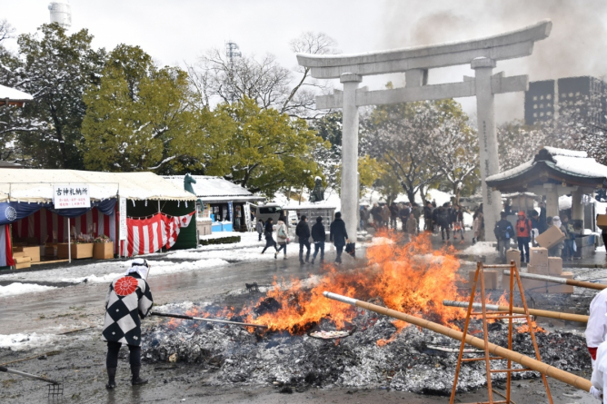Snowbound tondo festival at Gokoku Shrine, Hiroshima
