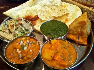 2 curries, salad, samosa and nan bread set