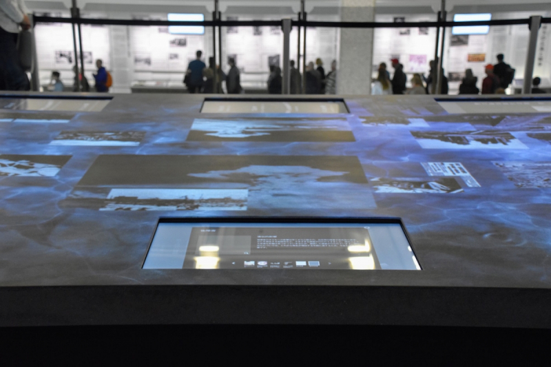 Hiroshima Peace Memorial Museum - Interactive tables