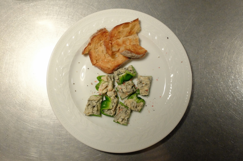 Blue cheese & espelette with toasted apple bread