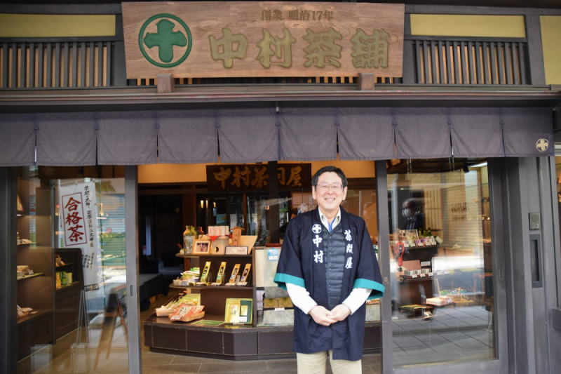 Hisao Nakamura in front of Nakamura Chaho