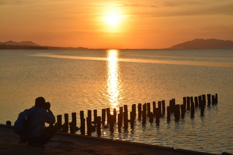 A photographer captures the sunset over Lake Shinji in Matsue