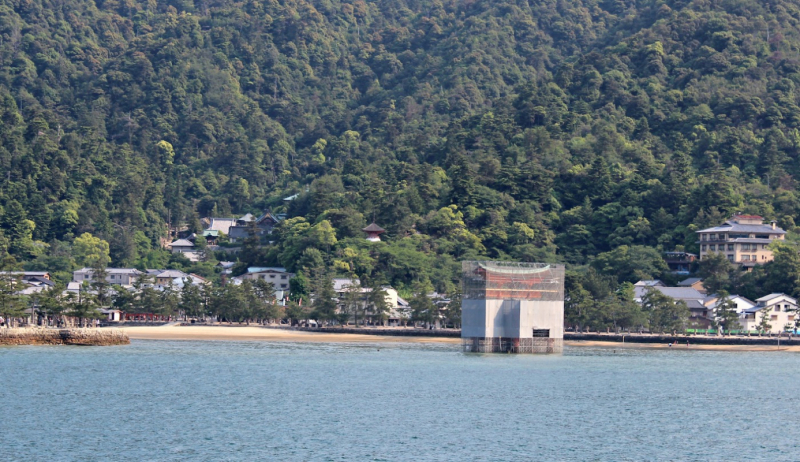 Miyajima torii under scaffold 2013