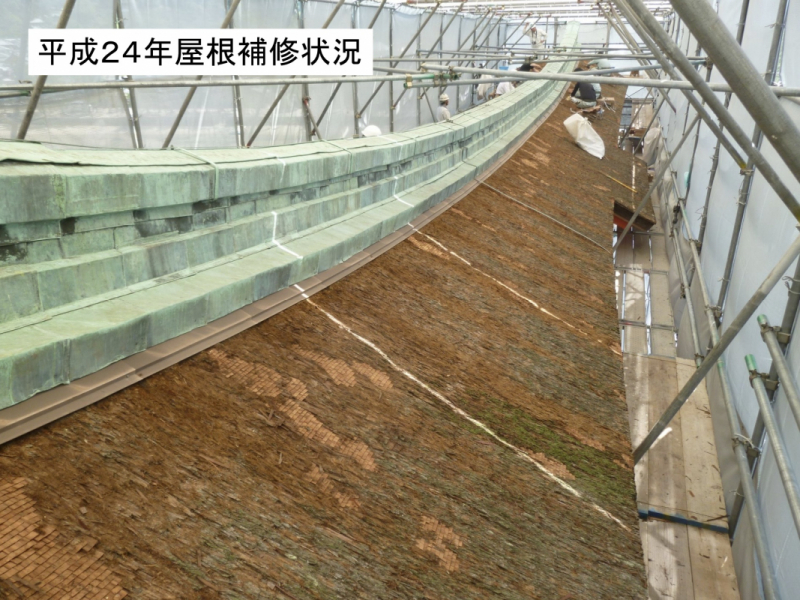 Repair work on the roof of the Miyajima shrine gate in 2012