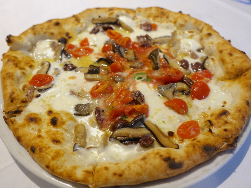 Polipo authentic Napoletan pizza with mozarella base