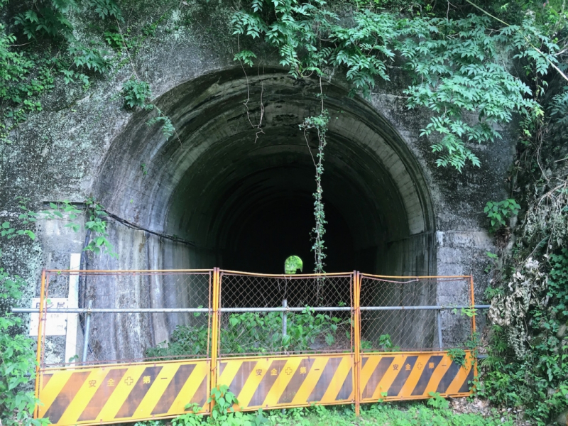 Tanoshiri Station disused tunnel