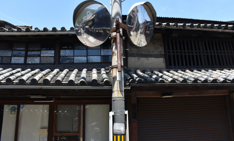 Mirrors on Narrow Streets