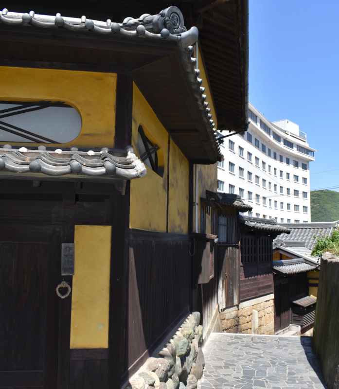 Side street to the sea