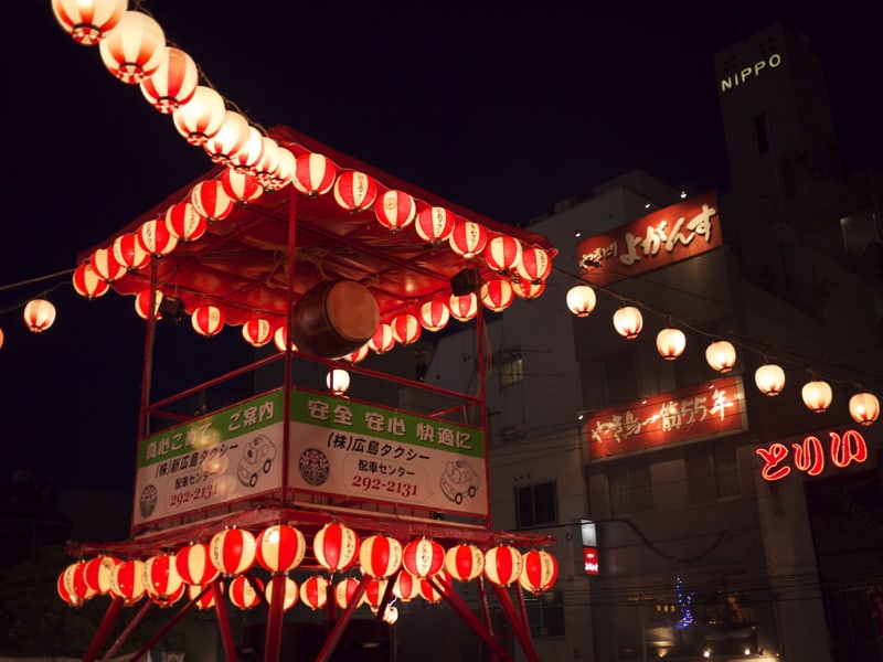 Lanterns in shintenchi at tokasan