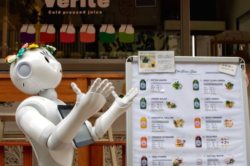 Verite, the Hiroshima juice bar with a robot outside