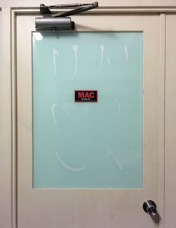 MAC Bar door