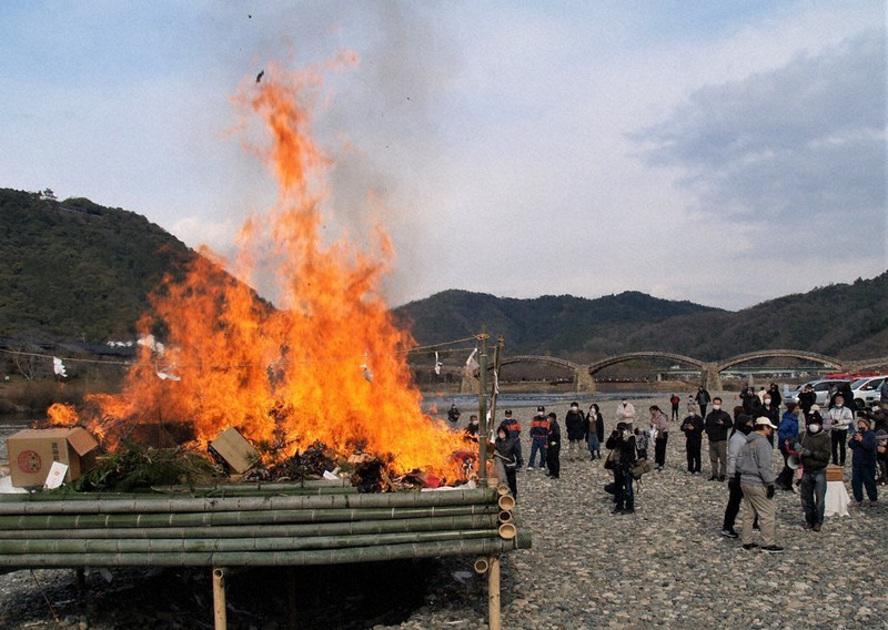 kintai bridge tondo bonfire festival in iwakuni