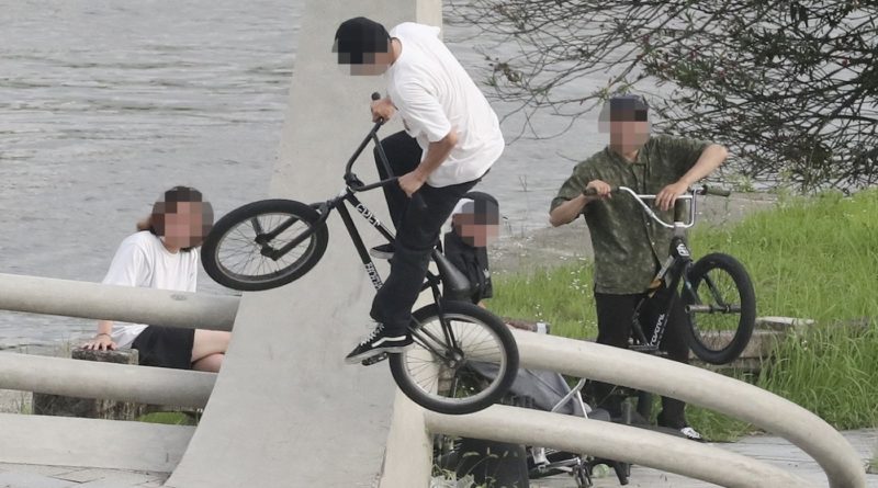 A group of local BMXers have caused outrage after they spent a few minutes leaping on and off the parapet at the end the West Peace Bridge. The group of 5 or 6 youths were seen to riding up and jumping off the 2.3m arched parapet by a Chugoku Shinbun photographer from the 3rd floor of the newspaper's office at around 5:50pm on July 10. The newspaper says that left the scene after about 5 minutes. The parapet was designed by the late Isamu Noguchi, a world-renowned sculptor, and symbolizes the recovery from the atomic bombing. Some A-bomb survivors have descried the act as "outrageous," and the police and the city have warned that it could have led to an accident. The bridge was built in 1952, 7 years after the A-bombing, and designed by Isamu Noguchi, and was recently repaired. Hiroshi Harada, an 82-year-old A-bomb survivor and former director of Hiroshima Peace Memorial Museum, said, "It is located at the entrance to Peace Memorial Park and is a monument that should be carefully protected by the citizens. It is outrageous." While we can understand the anger at this kind of behavior so close to the entrance of Hiroshima Peace Memorial Park, one wonders if Noguchi he had been told so soon after the A-bombing that in 70 years the youth of Hiroshima would be using memorials as playthings, whether he would have been outraged or encouraged. Source: Chugoku Shinbun