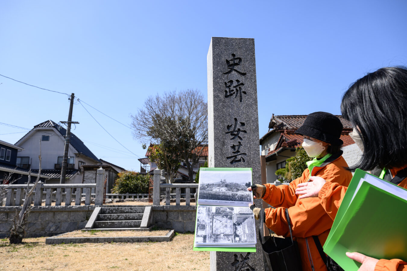 Guides shedding light on the history of Aki Kokubunji temple