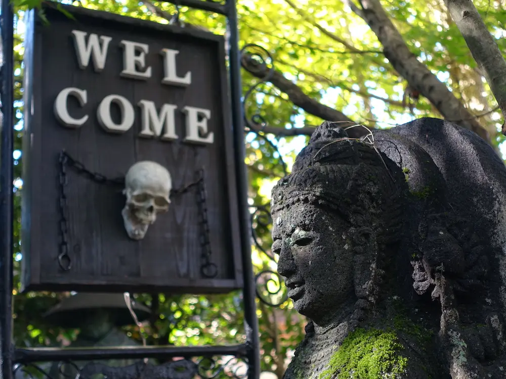 Bateren welcome sign with skeleton and Buddhist statue